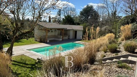 ECULLY - Rare - A family home with an unobstructed view, entirely renovated with taste and located in a green setting, quiet and not overlooked. The house is very bright, and the living space is extended by a large terrace with a bioclimatic pergola,...