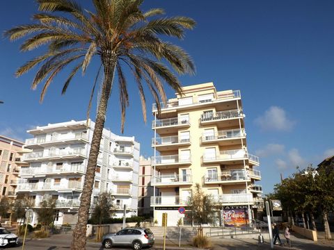 For more than 30 years, Calafell beach has been awarded the blue flag, a distinction that is granted to the best beaches in the world and it is there where we find this magnificent apartment, totally exterior with 3 double bedrooms, hall, living room...