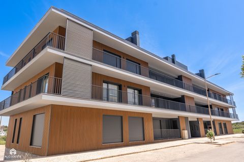 Contract signed on the day of check-in. Apartamento Varanda do Guincho is a refined apartment, located in the center of Santa Cruz. Although located a 7-minute walk from the beach, it combines glamorous style and above-average comfort, so that your s...