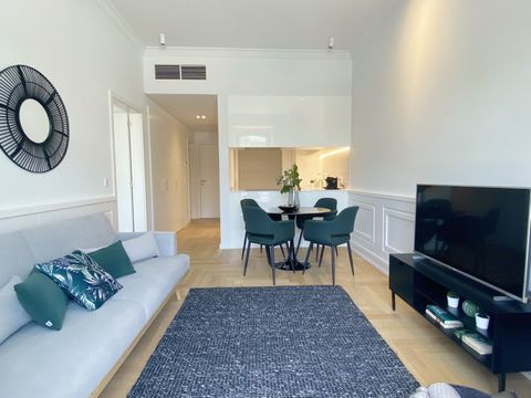 A few steps from Avenida da Liberdade, overlooking the Restauradores Square, Emerald Liberdade Design Flat offers the maximum comfort for those who want to be in the best and central location of Lisbon. In front of the Restauradores Metro, in a total...