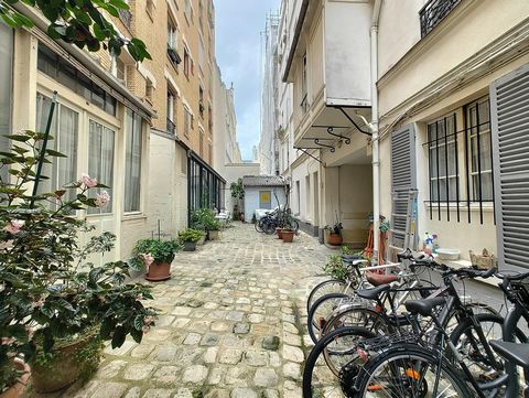 The Vaneau Marais agency exclusively presents a 3-room apartment sold for rent with a surface area of 40.36 m² Carrez law (42.17 m² on the ground). In a good standing building in good condition on the 1st floor, this property offers an entrance, a li...