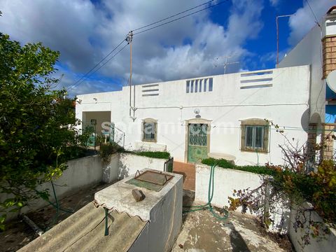 Semi-detached house with three bedrooms and with the possibility to extend. The property consists of three articles, which of two are rustic and one urban, with a total area of 3414m2 and 175m2 of construction. The property has water, a water hole, a...