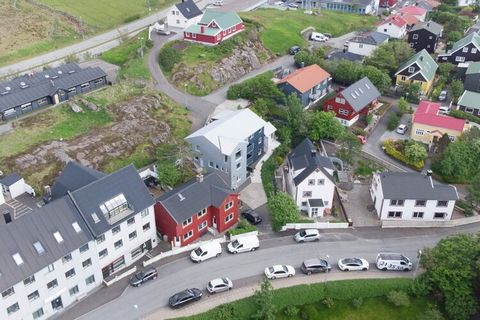 Klaustrophobisch kleine Unterkunft für eine Person. Definitiv eine der kleinsten Unterkünfte in ganz Tórshavn. Sie bekommen hier lediglich ein Dach über dem Kopf und nur das Nötigste an Zubehör. Die Ausstattung ist neu, der Platz sehr gering.