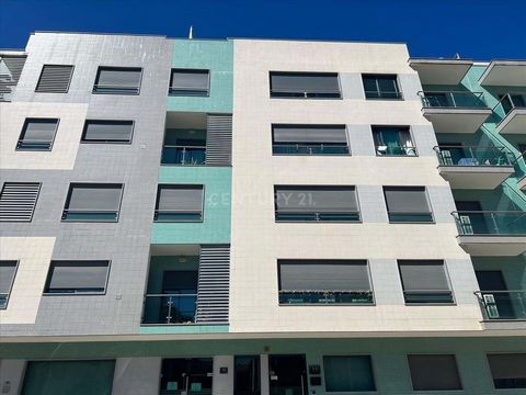 Espaçoso apartamento T1 com uma área total de 101 metros quadrados, situado no Montijo, distrito de Setúbal. Local com boas acessibilidades (a 5 minutos do acesso A33 e da Ponte Vasco da Gama), localizado em zona residencial consolidada, muito próxim...