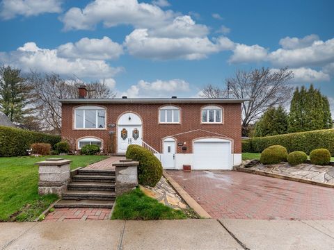 Located in Montreal, here is a solid brick property located in a family area close to all services. The enormous, well-appointed 4-sided brick facade offers you a pleasant first glance of the property. **VERRY MOTIVATED SELLER ** A recent roof from 2...