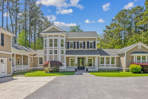 Bring your horse to this Equestrian property on 1.8 acres in Rose Dhu Creek. Full of Southern Charm, the perfect retreat w/an open floor plan w/6 bedrooms and 4 1/2 baths. The Living room has a gas Fpl and opens to the Dining room both w/Coffered cei...