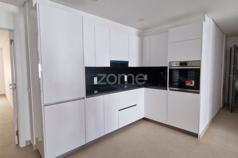 Property ID: ZMPT566325 Upon entering this apartment, you will be greeted by a cozy entrance hall that opens onto a large living room, flooded with natural light, providing an inviting environment to relax and entertain. The living room gives access ...