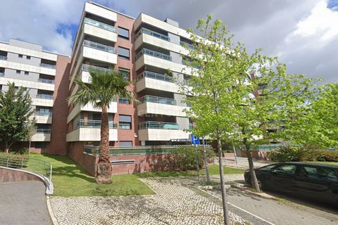 Are you looking for a house with outside space, a garage, and excellent living conditions? We present this fantastic 2-bedroom ground floor flat in the Malvarosa Urbanisation in Alverca do Ribatejo. All the divisions in the house, except the bathroom...
