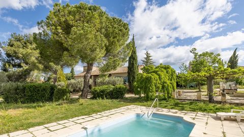 Set in beautiful, leafy surroundings within the countryside around the charming and well-served village of Fontvieille this building, made of local stone, is ripe for renovation and, if required, extension. Currently spanning 170 m2, the living space...