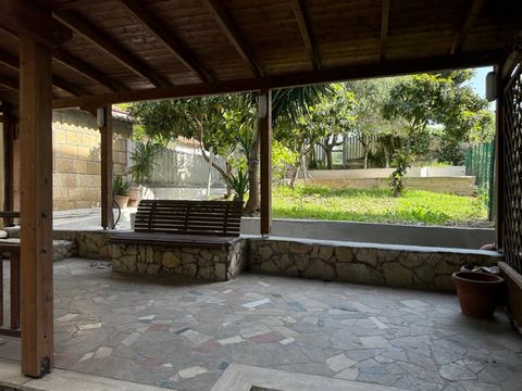 Monterotondo Scalo, wir bieten zum Verkauf eine Wohnung 5 Gehminuten vom Bahnhof entfernt, mit separatem Eingang und einem 200 m2 großen Garten mit Veranda. Das Haus wurde komplett renoviert und nie bewohnt, die Anlagen sind neu und es wurden hervorr...