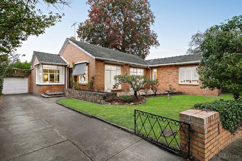 A double brick classic on 668sqm approx., in the elite Sackville Ward, this home is a must-have for families who want to live walking distance to Kew’s world-class school belt. Immaculately presented and featuring high ceilings and plentiful glazing ...