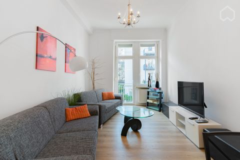 Exklusive, geräumige und renovierte Altbauwohnung mit hohen Decken in einem renovierten Altbau (3,5 m hohe Decken und ursprünglich um 1910 erbaut). Die Wohung verfügt über zwei Schlafzimmer, ein Wohnzimmer mit Balkon, ein Gäste-WC, ein Bad mit breite...