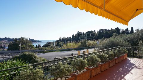 Located on the first hill and overlooking the bay of Lerici, this property has a beautiful sea view, parking space, terrace, garden and cellar. From the condominium access area where the parking space is located, a comfortable external staircase lead...