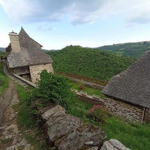Charming Furnished House with Stunning Views and Stunning History in La Vinzelle, Aveyron. Discover the timeless charm of this exceptional house nestled in the heart of the picturesque village of La Vinzelle, perched majestically on a rocky outcrop, ...