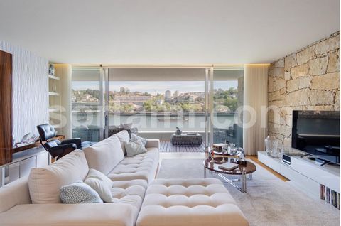 Wonderful three bedroom apartment next to the banks of the majestic Douro River. The place where luxury meets convenience and a stunning view meet modern comfort. Every room in this elegant apartment has been meticulously designed to provide a truly ...