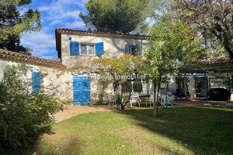 Very pleasant villa located in the countryside, 500 meters from a golf and leisure club and only 5 minutes from the city center of Aix en Provence. Spacious, bright and very comfortable contemporary villa: beautiful fenced grounds, pool house, shaded...