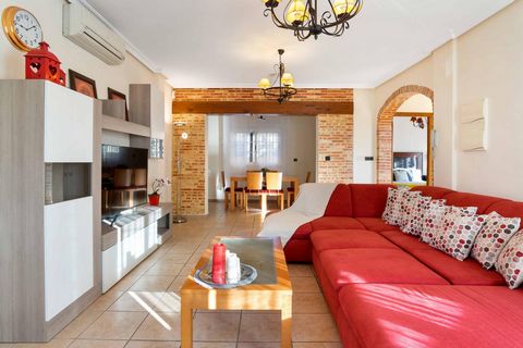 Welkom in uw nieuwe huis in Orihuela Costa, in de charmante omgeving van Las Mimosas!. . Dit spectaculaire huis wordt gepresenteerd als de kans waar u op hebt gewacht om het leven van uw dromen te leven in een paradijselijke omgeving. Met een royale ...