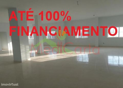 LJ317 Store with area of 178m2 composed of toilet and storage in the attic with 22m2. Store located in urbanization well located near schools, psp, intermaché and easy access to the A1 (Cartaxo knot / Aveiras de Cima ). Good investment for rental or ...