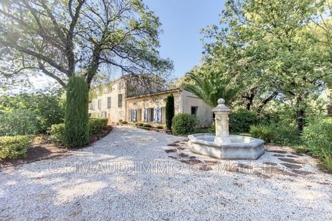 Propriété viticole sur 80994 m² située dont 5 HA de vignes avec vue dégagée. Bastide se compose: hall d'entrée, d'un grand salon double, d'une salle à manger, d'une cuisine équipée, de deux bureaux, d'une 2-ième salon avec cheminée, d'une chambre de ...