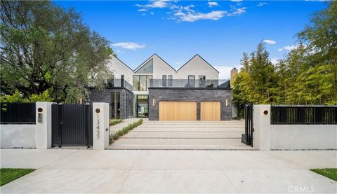 This architectural masterpiece is a new traditional home situated on a nearly 15,000 sqft gated corner lot in prime Sherman Oaks, south of Ventura Blvd. and adjacent to Royal Oaks. Boasting unparalleled luxury and sophistication, this approximately 7...