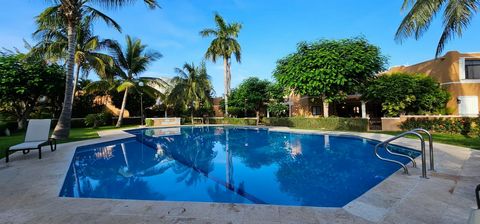 Välkommen till denna magnifika fastighet, sällsynt att hitta i Cancuns eftertraktade hotellzon, nära det skimrande havet. Den här fastigheten erbjuder en verkligt exceptionell möjlighet när det gäller läge och kvadratmeter och är ett enastående fynd....
