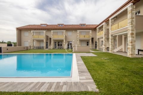 Extraordinary opportunity just 700 meters from the lake in Castelnuovo del Garda! This newly built A4 energy class apartment with advanced home automation offers a modern and convenient living experience. With its 80 sqm on two levels, you will find ...