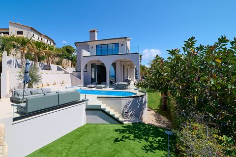 This exquisite detached villa in Santa Ponsa combines modern design, high-quality materials and a privileged location on a quiet hilltop to create a unique dream home. Enjoy stunning sea views, a private pool and stylish interiors, just a few minutes...