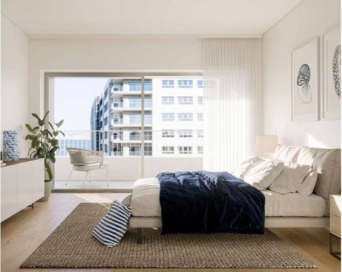 3-bedroom apartment, in Seixal (Lisbon area), with a bright and spacious living room extending, through large bay windows, to the West facing balcony with river view and the much desired outdoor space. Kitchen fully equipped with high-end appliances,...