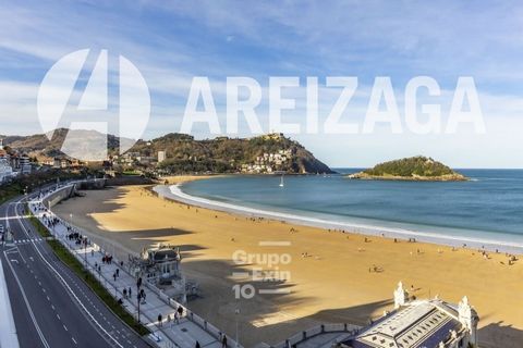 Areizaga Real Estate exclusive property.  Area La Perla, on the waterfront of the Bay, a residence with impressive views and a large terrace, in a concrete structure building with a recently renovated facade. The price includes a garage and storage r...