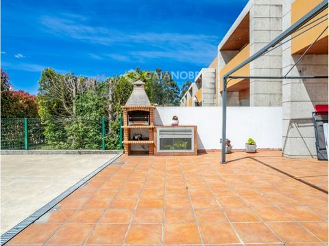 House in Canelas. Close to the center, Schools and hypermarkets. Living room with fireplace and exit to the terrace and garden. Equipped kitchen. 3 bedrooms with wardrobes. 4 bathrooms (1 suite). Central heating. Electric blinds. Garage for 2 cars. L...