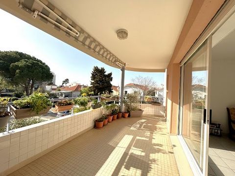 In a small, quiet, closed and perfectly maintained residence, close to buses, colleges, swimming pool, beautiful T4 crossing of 82.22 m2 LC, with pleasant terrace of more than 13 m2. This apartment, bathed in light, neat and well distributed, has a l...