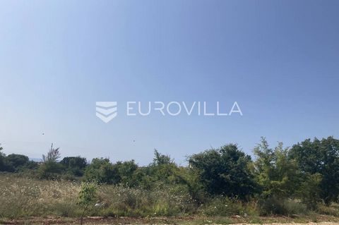 Istria, Poreč, attractive building plot with sea view The building plot of 658m2 is located near the center and only 900 meters from the sea, and is suitable for the construction of a villa with a swimming pool, a semi-detached house or a smaller bui...