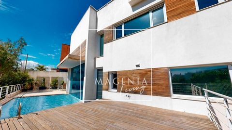 Can you imagine living in a bright, spacious and open property with panoramic golf views and a few minutes from the sea? Projected on four levels on a plot of 517 m², this great and modern property on the first line of the golf course has a total of ...