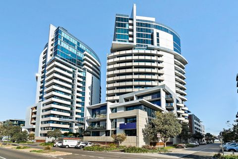 Unit 10 przy 95 Rouse Street, położony w samym sercu Port Melbourne w kultowym budynku HM@S, oferuje niezrównane możliwości wyrafinowanego miejskiego stylu życia. Ta współczesna rezydencja została zaprojektowana z dbałością o szczegóły i naciskiem na...