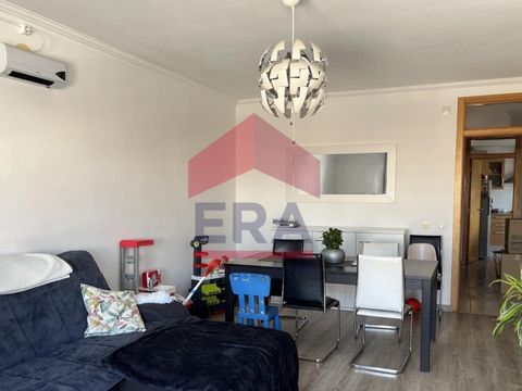 3 Bedroom apartment in Gaeiras, Óbidos. At second floor level. Comprising distribution hall, kitchen, living room, 3 bedrooms and 2 bathrooms. With garage for 2 cars. Central location, in a quiet residential area, close to shops, services and several...