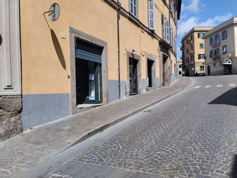 Commercial space facing the road Unique opportunity!!! Commercial space in the heart of the historic center with both pedestrian and vehicular traffic, a few steps from the large and convenient car park in Piazza dei Caduti. Come and discover this op...