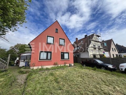 Dieses geräumige und vielseitige Haus in Bremen bietet die Möglichkeit, es entweder als großzügiges Einfamilienhaus oder als funktionales Zweifamilienhaus zu nutzen. Mit einer Gesamtwohnfläche von 144 Quadratmetern verteilt auf 2 Etagen, bietet es au...