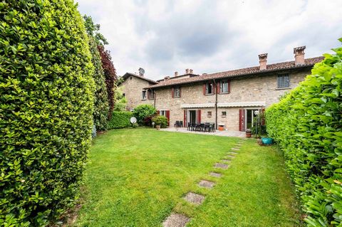 Questa elegante villa a schiera si trova in una posizione centrale a Bergamo, vicino a tutti i servizi e le comodità della città. L'immobile, facente parte di una vecchia cascina ristrutturata completamente nel 1989, si sviluppa su due livelli ed è i...