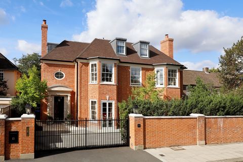 This spacious family house is a newly built luxury property with period detailing and a light, inviting interior. The house has a large living area with a fireplace and a large open plan kitchen with fitted Miele appliances that opens onto the sizeab...
