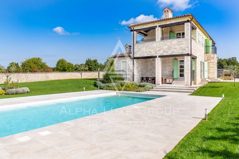 Istria, Tinjan Radetici: Charming stone villa with pool for sale Located in the picturesque village of Radetici in Istria, this standalone traditional stone villa offers an escape to tranquility on a substantial plot of 1,527 m². Designed over two le...