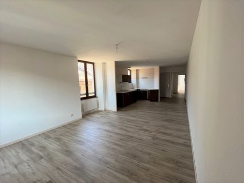 Au centre ville de Saint-Étienne-De-Saint-Geoirs, s'installer dans ce charmant appartement rénové. Totalisant 67m2 Carrez, au deuxième étage d'une maison de ville, l'espace intérieur est formé d'un bel espace séjour cuisine de 32 m2 et de 2 chambres....