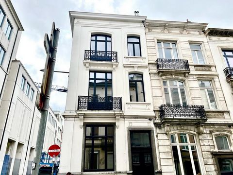 Schaarbeek, Rue Dupont 93 - Botanique. Intercontinental Brussels Properties heeft het genoegen u exclusief een prachtig appartementsgebouw aan te bieden, gebouwd rond 1890, met 3 gevels, geen lift, R+3, met een zuidgericht terras/tuin (+/- 30m²). Per...