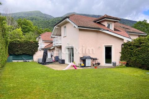 Ref 962LD: EXCLUSIVITE, Echenevex, découvrez cette jolie maison de 2001, jumelée par le garage, avec un jardin de 200 m² environ orienté Sud. Elle se compose d'un espace de vie avec salon, salle à manger et cuisine équipée, 3 chambres dont une suite ...