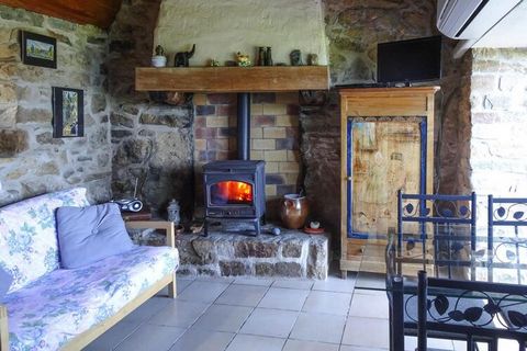 A picturesque stone house typical of Brittany with a private Jacuzzi. Relax in the invigorating bubbles and enjoy the beautiful view of the sea, the surrounding landscape and Primel Bay! This small rustic house is very original. The original layout h...