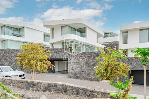 Discover Insigne Luxury Villa with its contemporary style and brightness on the seafront, located in a rapidly developing new area 15 minutes drive from Tenerife South airport and with easy access to the motorway, shops and beaches.  Insigne Luxury V...