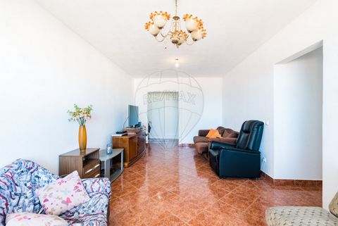 Esta é a sua chance de adquirir um elegante apartamento T3 com uma área generosa de 88M2, perfeitamente situado na encantadora localidade de Corroios, no distrito de Setúbal. Imerso numa zona residencial consolidada, este imóvel oferece uma combinaçã...