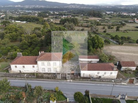 'Quinta das Laranjeiras' - Santa Marta de Portuzelo, Viana do Castelo. Today we present a historic farm 5km from the city center of Viana do Castelo wrapped in a plot with more than 20,000m2. In this farm we have a main house with 7 bedrooms, 3 dinin...