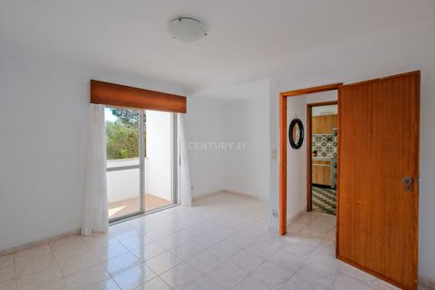 If you want to live in a quiet place close to the center of Cascais, this is an excellent opportunity?! Discover the potential of this unique apartment, ready to be transformed into the home of your dreams. 3-room apartment, located in the São José-F...