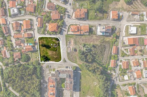 Identificação do imóvel: ZMPT567758 Se deseja: - Terreno, com 1.942 m²; - Com viabilidade para construção* até R/C + 1 Piso (+ Cave) de Habitação Uni ou Bifamiliar, Serviços e Escritórios, Comércio e Armazéns; - Boas acessibilidades com proximidade à...