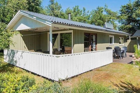 Wohnliches Ferienhaus in landschaftlich reizvoller Umgebung bei Tranum Strand. Das Gebiet gilt als ruhig und naturschön, mit direktem Zugang zur Langdal Plantage und zahlreichen Wegen und Pfaden für Spaziergänge und Wanderungen. Im Haus offener Küche...